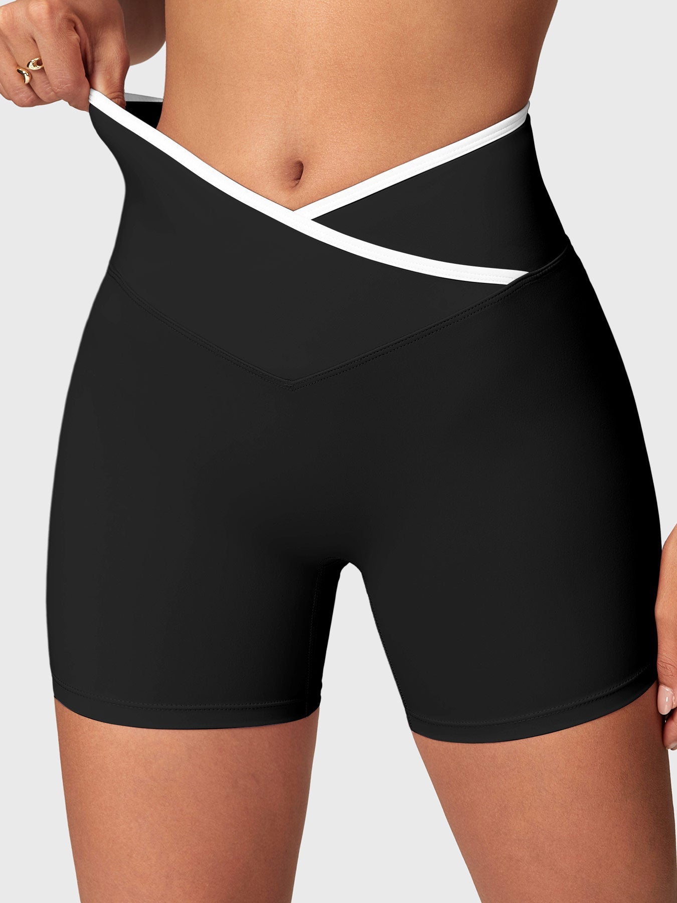 Yeoreo Alberta Contrast Trim Shorts